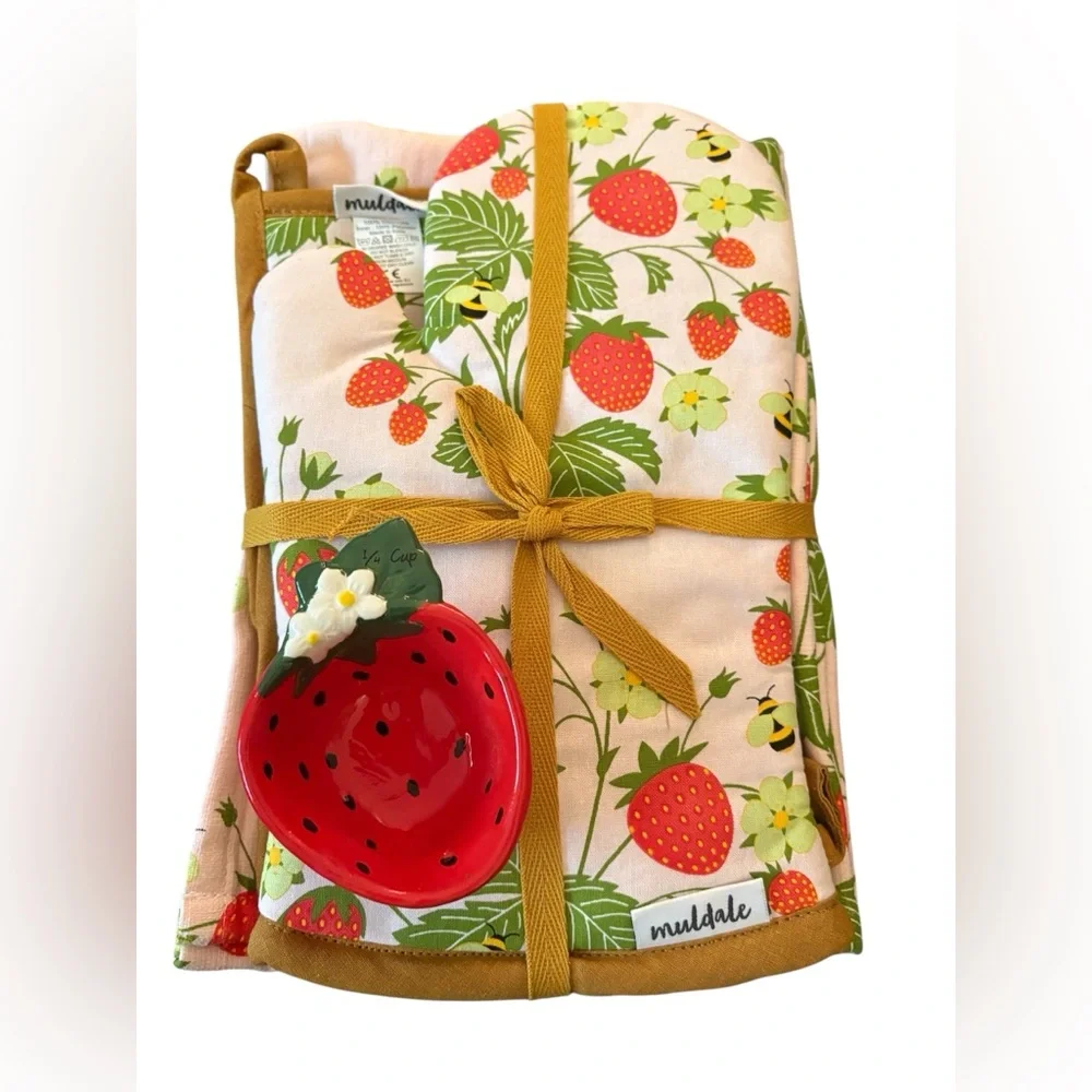 Muldale Oven Mitt and Kitchen Towel Set. Strawberry Dish and Pot Holders. - Picture 1 of 10